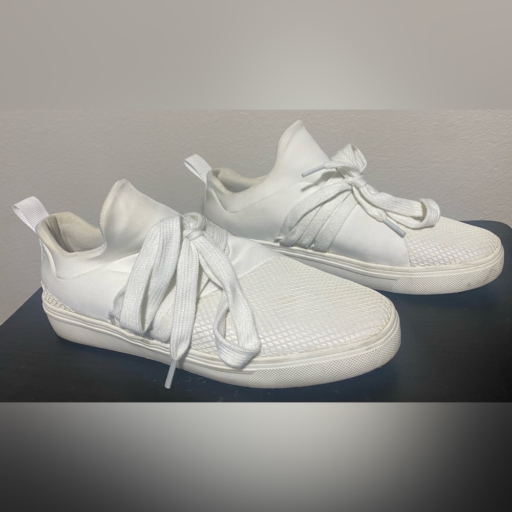 💰2/$10 Womens used off- white slip on lace shoes - size 8&1/2